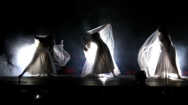 Espectáculo de Danza de bailarinas rodeadas de telas
