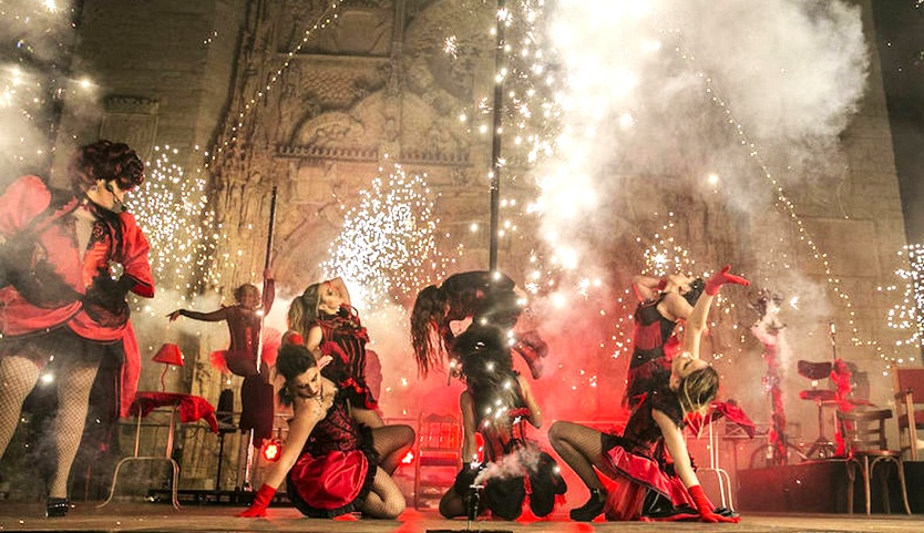 Espectáculo nocturno de danza y pirotecnia