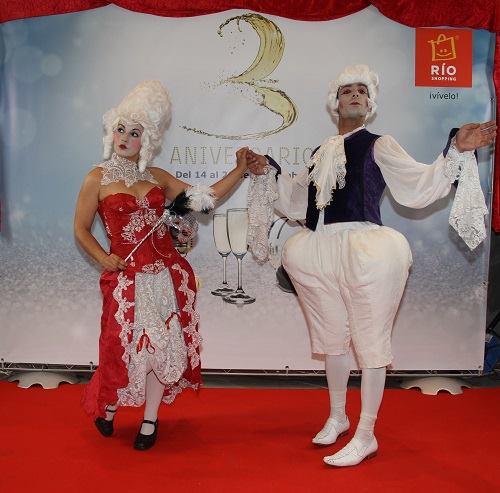 Performance de 2 personajes caracterizados de barroco en clave de humor.