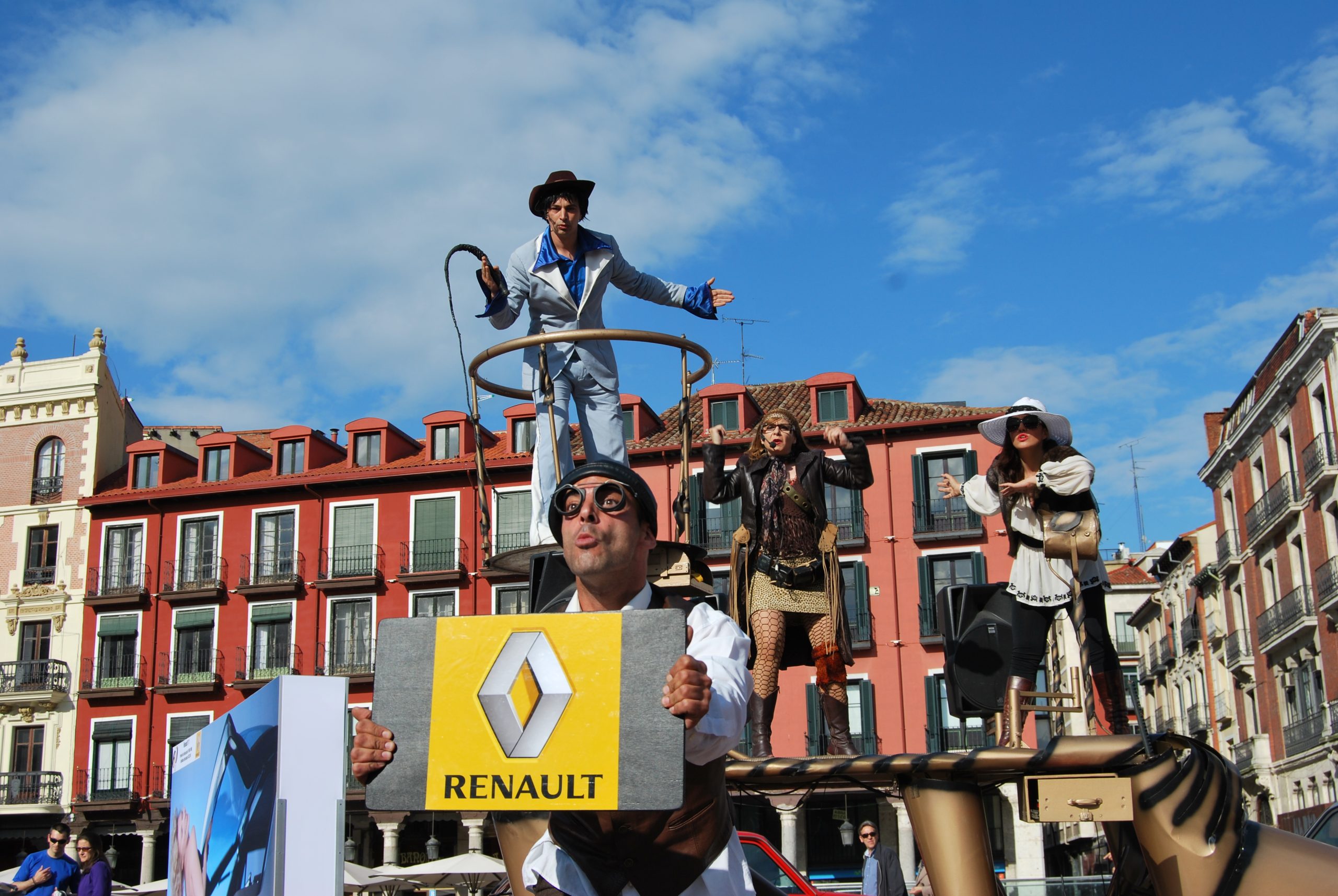 4 actores en espectáculo de calle sobre la marca Renault.