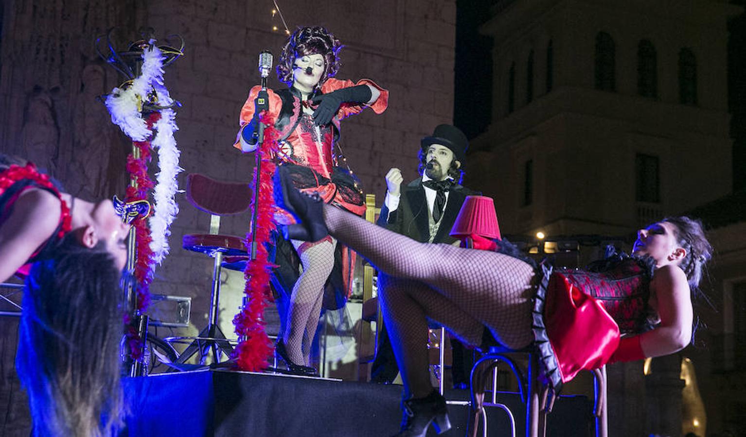 Show de cabaret al aire libre durante la noche.