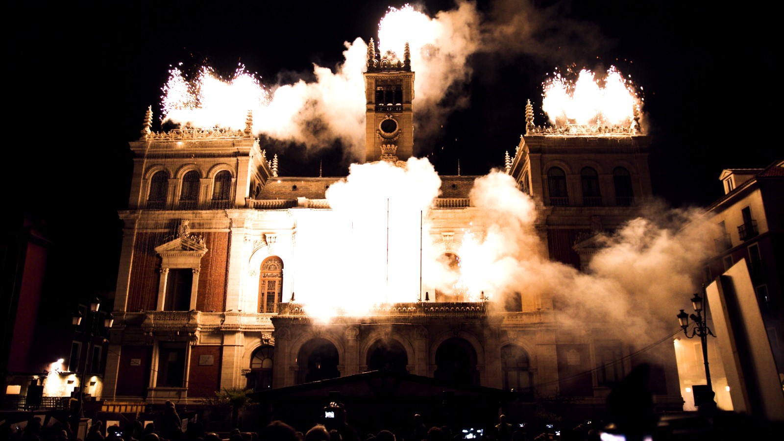 Edificio iluminado con fuego y humo en la noche!