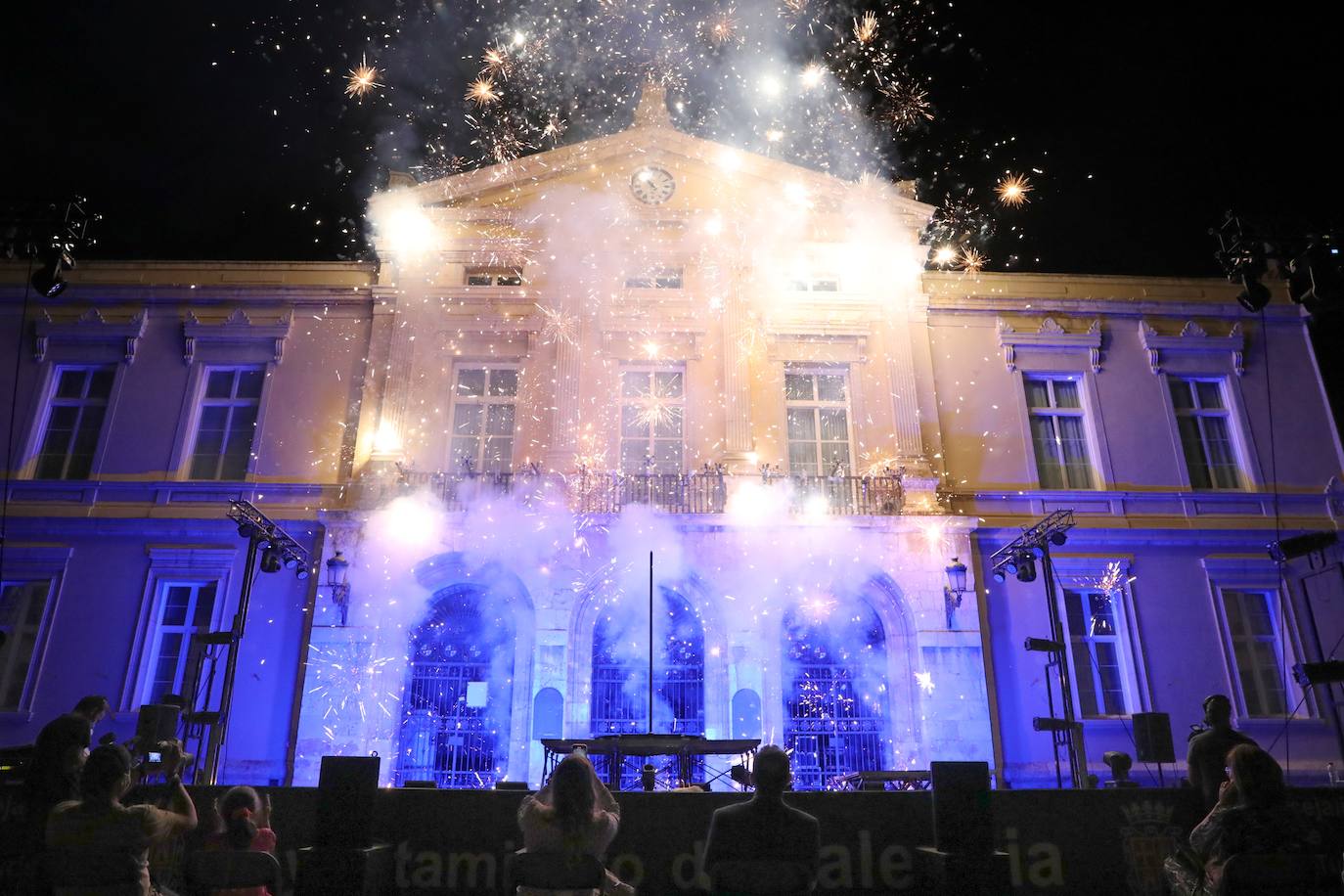Fachada de ayuntamiento de Palencia iluminado con pirotécnia.