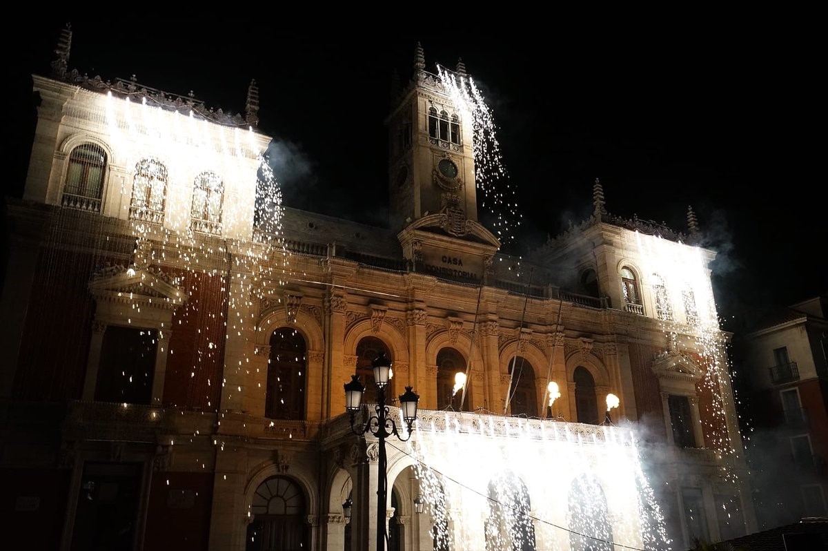 Edificio histórico con cascadas de chispas y luz