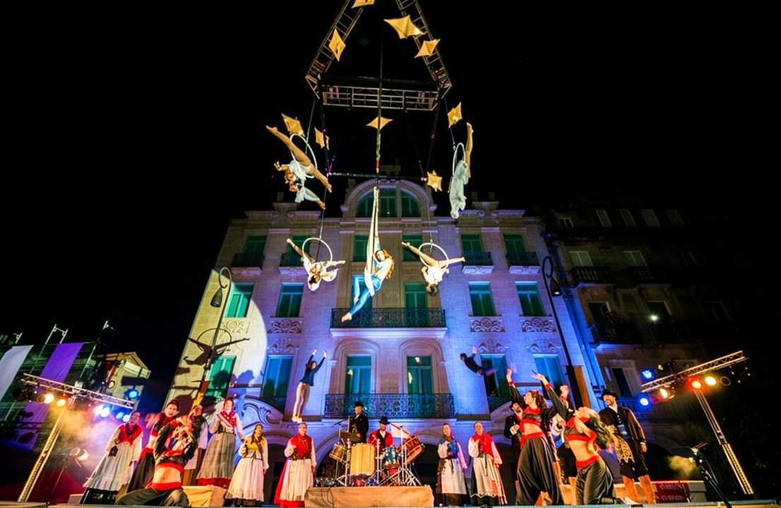 Espectáculo de calle con acróbatas, música en directo, bailarinas y videomapping.