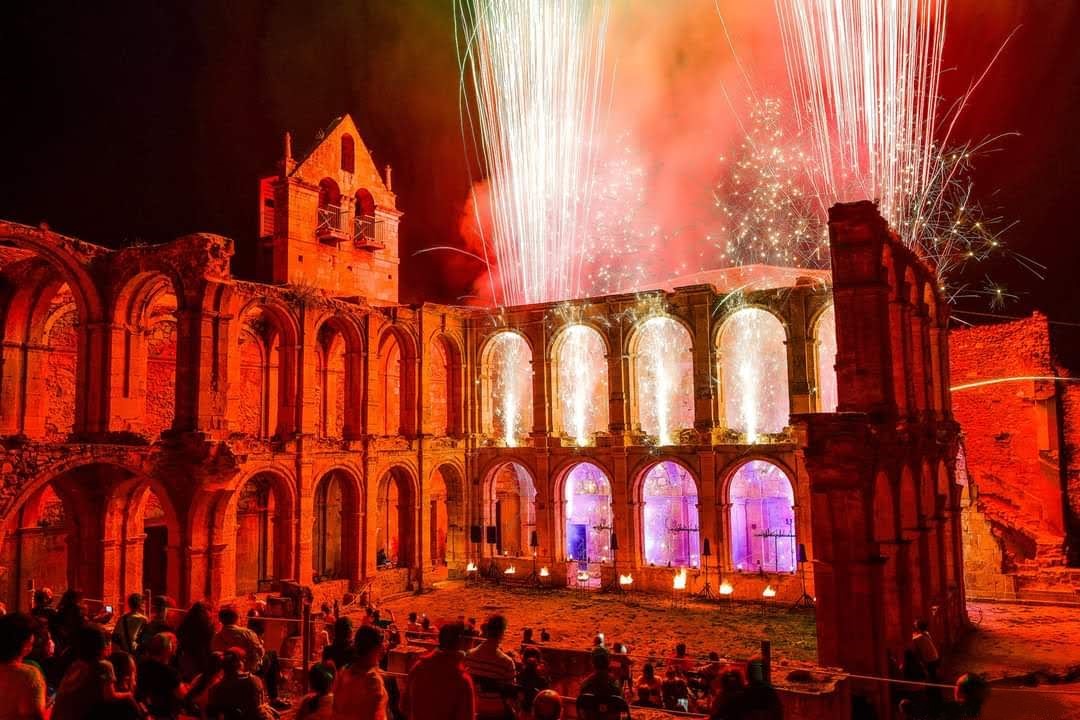 Claustro de monasterio iluminado con pirotécnia.